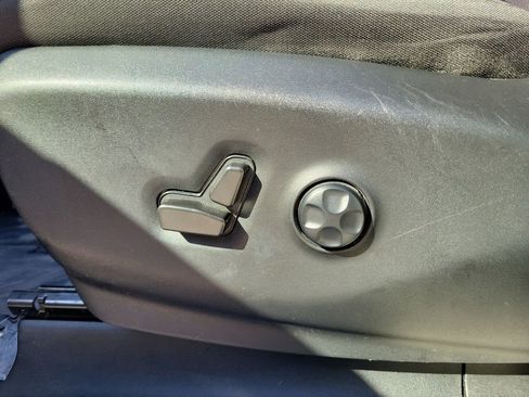 Used 2022 Chrysler Voyager LX FWD image 18