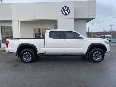 Used 2019 Toyota Tacoma TRD Sport image 3