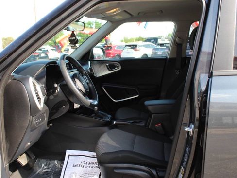Used 2025 Kia Soul LX w/ LX Technology Package FWD image 17