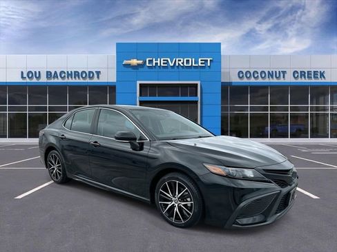 Used 2023 Toyota Camry SE image 2