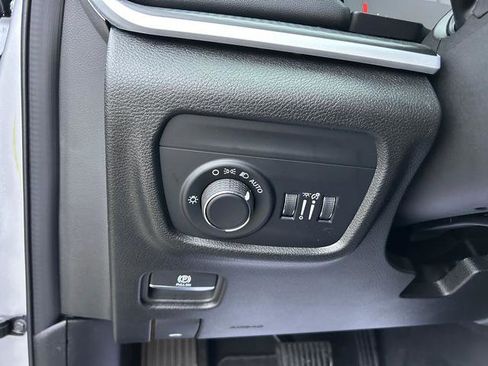 New 2025 Jeep Grand Cherokee Altitude image 18