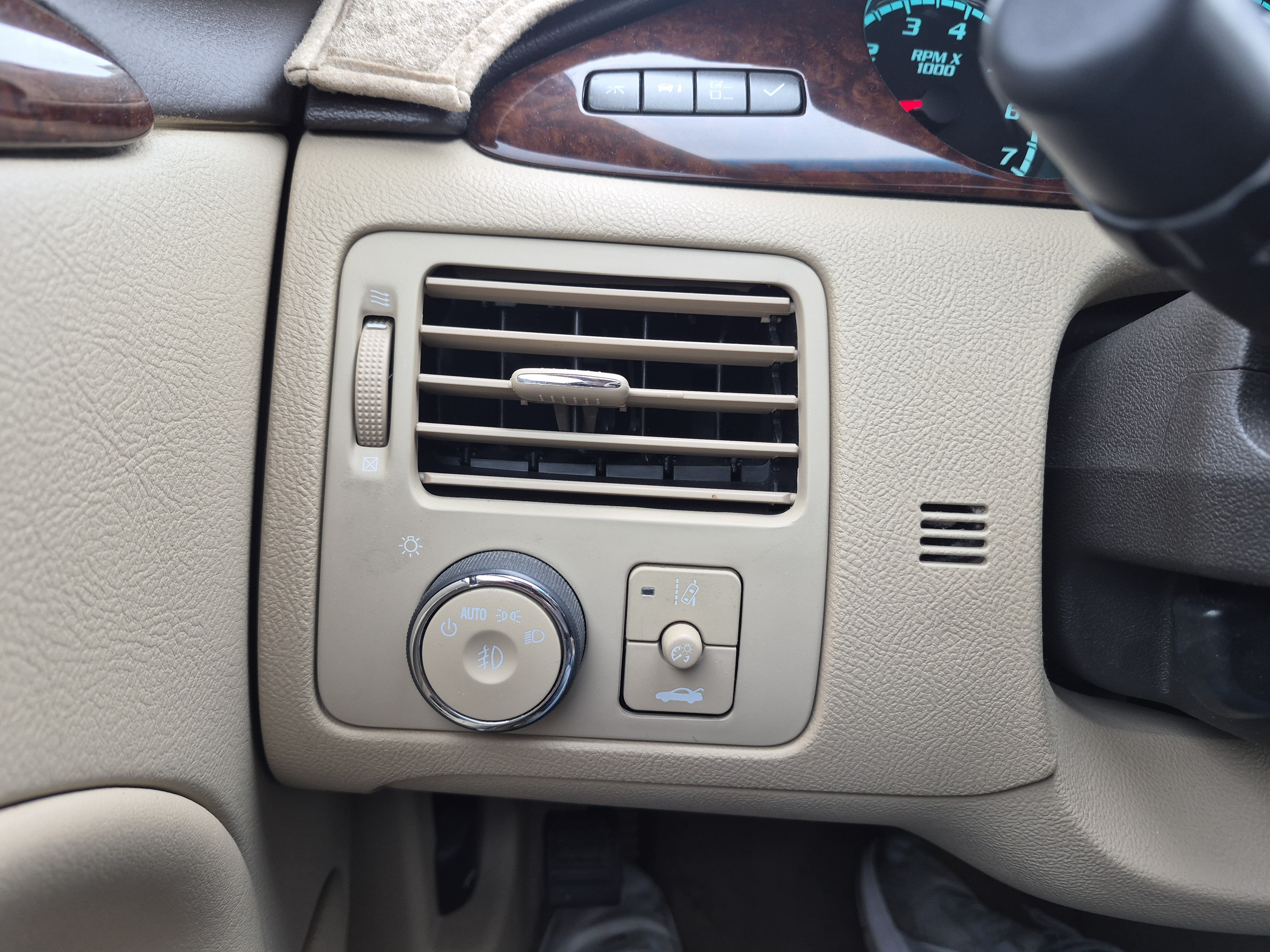Used 2011 Buick Lucerne CXL FWD image 20