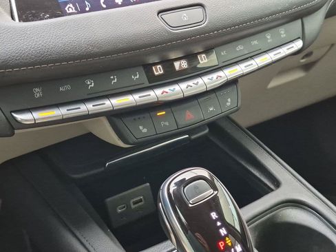 Used 2023 Cadillac XT4 Luxury w/ Cold Weather Package FWD image 15