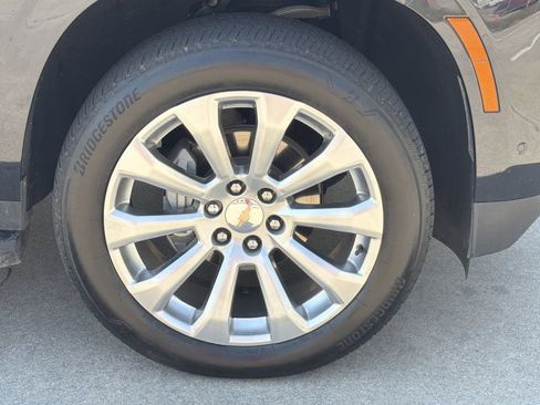 Used 2025 Chevrolet Suburban Premier AWD/4WD image 12