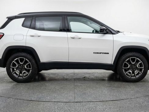 Used 2025 Jeep Compass Trailhawk image 11