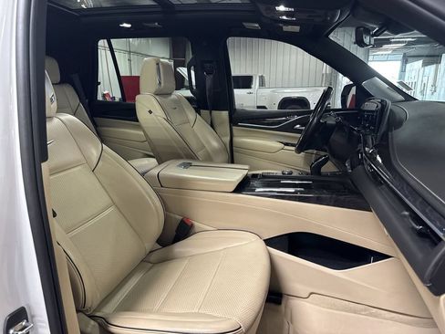 Used 2022 Cadillac Escalade Premium Luxury w/ Performance Package AWD/4WD image 33