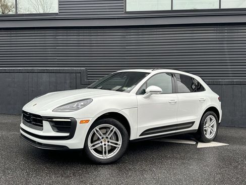 Certified 2025 Porsche Macan image 6