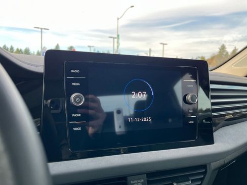 Used 2025 Volkswagen Jetta SE image 21