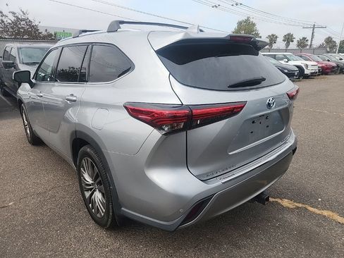 Used 2021 Toyota Highlander Platinum AWD/4WD image 11