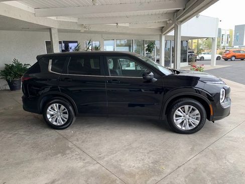 New 2025 Mitsubishi Outlander ES image 2