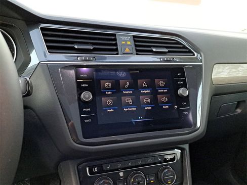 Certified 2021 Volkswagen Tiguan SE w/ Panoramic Sunroof Package image 22