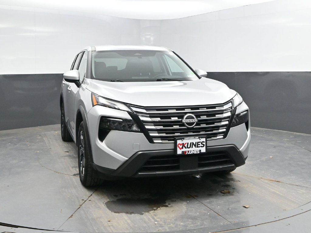 Used 2025 Nissan Rogue SV AWD/4WD image 2