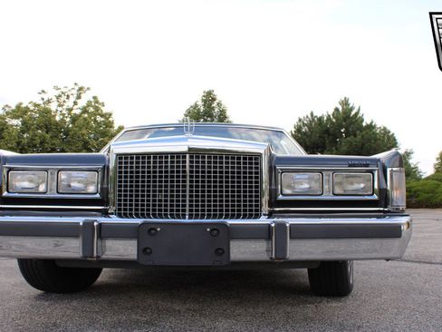 Used 1986 Lincoln Town Car image 5