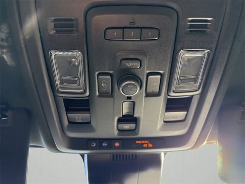 Used 2024 GMC Yukon XL Denali image 33