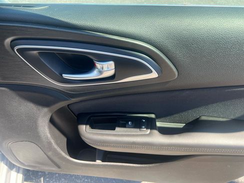 Used 2015 Chrysler 200 LX FWD image 9