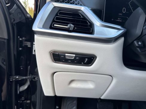 Used 2023 BMW X7 xDrive40i w/ Executive Package image 30