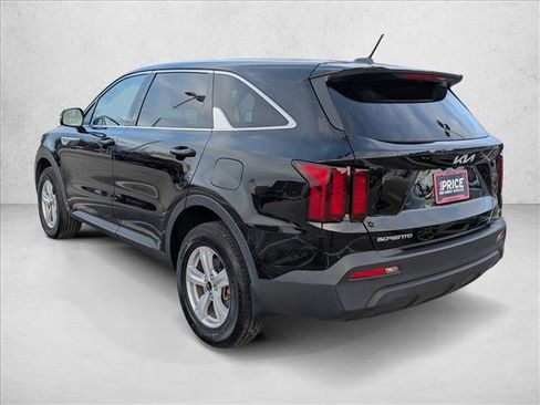 Used 2023 Kia Sorento LX image 3