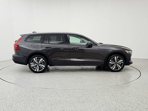 Used 2025 Volvo V60 B5 Cross Country Plus AWD/4WD image 4