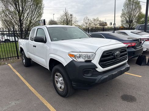 Used 2019 Toyota Tacoma SR image 3