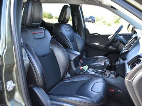 Used 2019 Jeep Cherokee Trailhawk w/ Comfort/Convenience Group AWD/4WD image 24