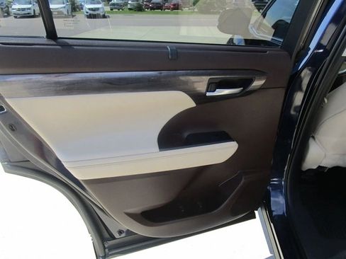 Used 2020 Toyota Highlander Limited image 16