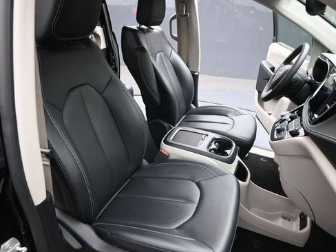 Used 2024 Chrysler Pacifica Limited FWD image 24
