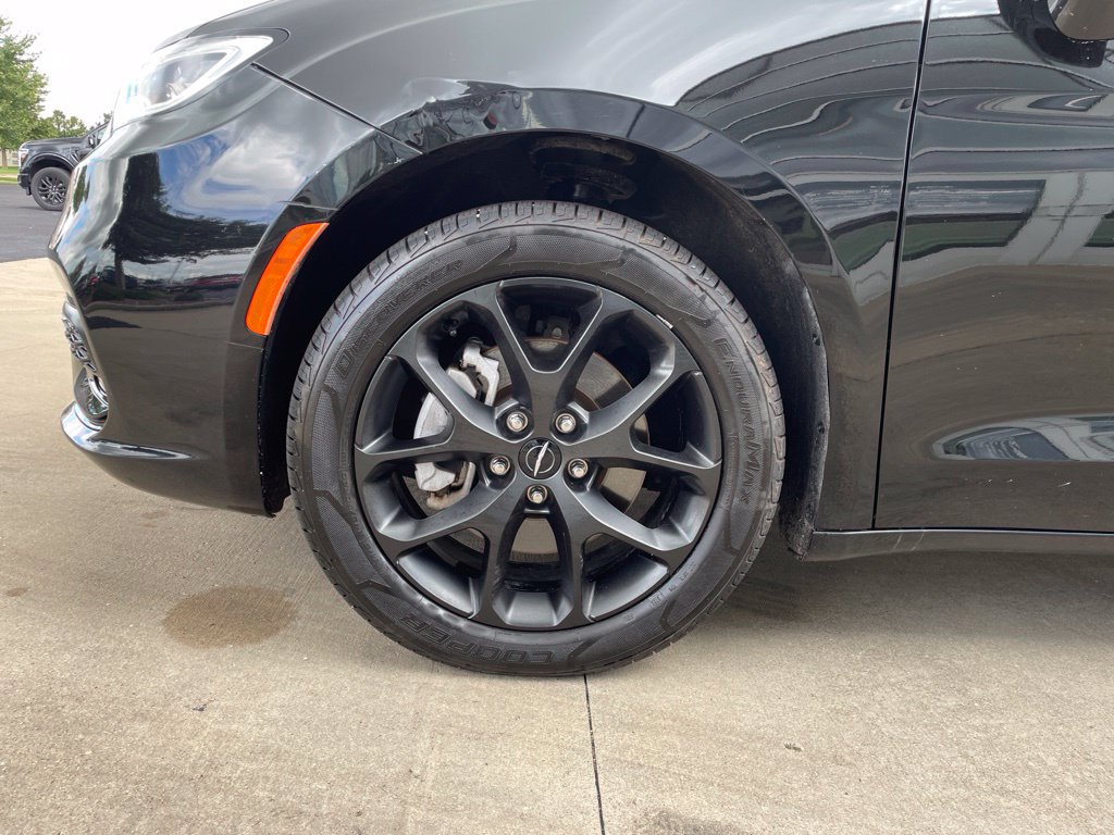 Used 2024 Chrysler Pacifica Touring-L w/ S Appearance Package AWD/4WD image 18