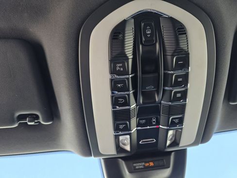 Used 2022 Porsche Macan image 30