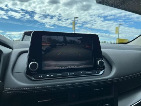 Used 2025 Nissan Rogue SV FWD image 25