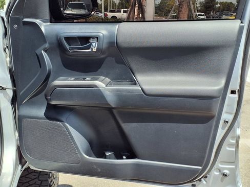 Used 2019 Toyota Tacoma TRD Sport w/ Technology Package RWD image 12