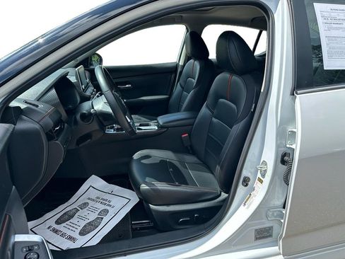 Used 2025 Nissan Sentra SR w/ SR Premium Package FWD image 8