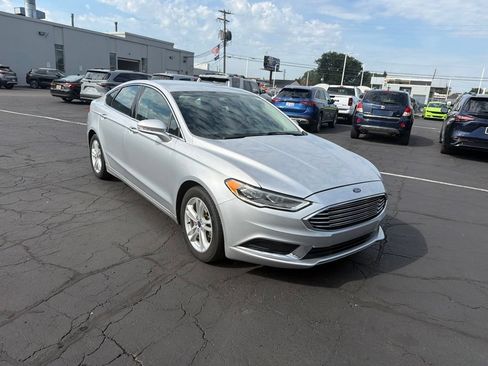 Used 2018 Ford Fusion SE w/ Fusion SE Technology Package FWD image 4