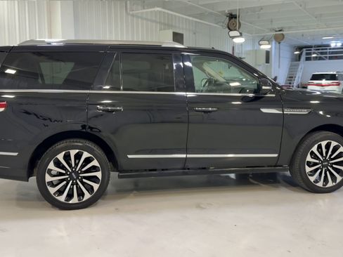 Used 2022 Lincoln Navigator Reserve image 2