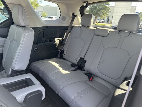 Used 2024 Honda Pilot Touring image 16