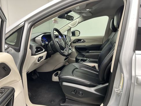 Used 2024 Chrysler Pacifica Touring-L image 3