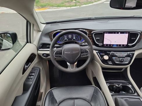 Used 2023 Chrysler Pacifica Limited FWD image 28