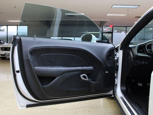 Used 2016 Dodge Challenger R/T Scat Pack w/ Leather Interior Group image 32