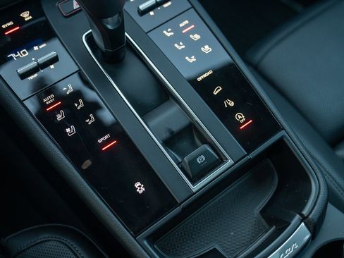 Used 2025 Porsche Macan image 20