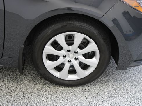 Used 2025 Toyota Corolla LE FWD image 5