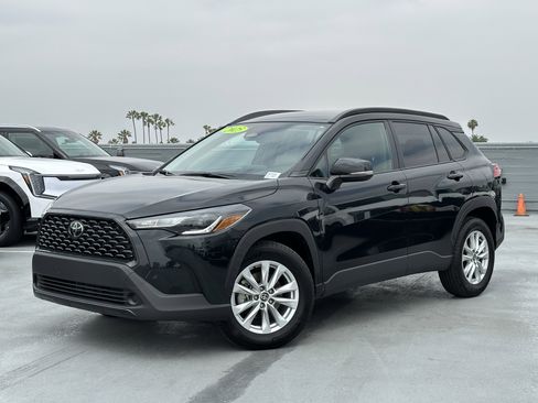 Used 2025 Toyota Corolla Cross LE FWD image 2