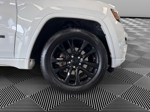 Used 2020 Jeep Grand Cherokee Altitude AWD/4WD image 10