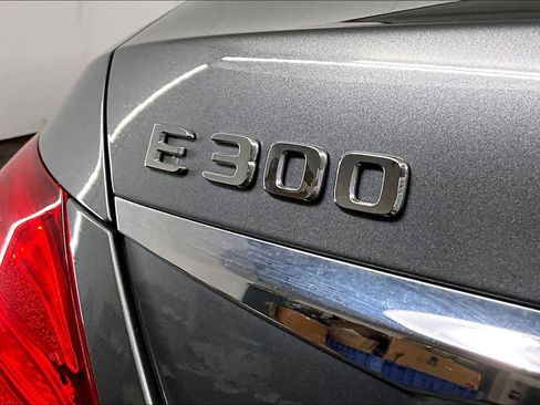 Used 2017 Mercedes-Benz E 300 4MATIC image 29
