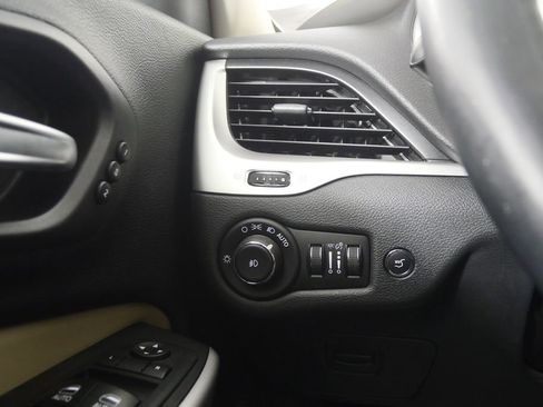 Used 2017 Jeep Cherokee Limited w/ Luxury Group image 19