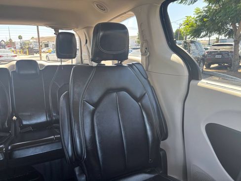 Used 2024 Chrysler Pacifica Touring-L FWD image 39
