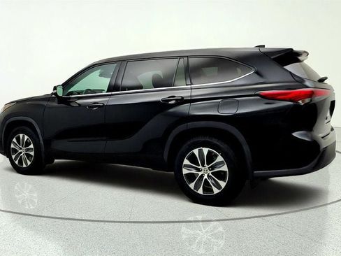 Used 2022 Toyota Highlander XLE AWD/4WD image 7