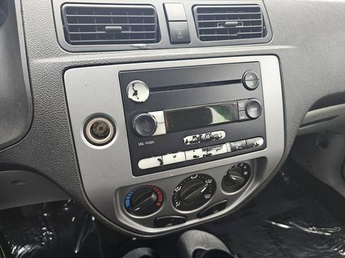 Used 2005 Ford Focus ZX5 Hatchback image 8