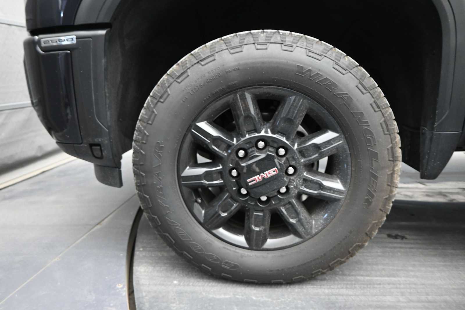 Used 2024 GMC Sierra 2500 AT4 w/ AT4 Premium Plus Package AWD/4WD image 11