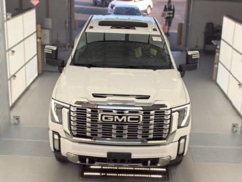 Used 2024 GMC Sierra 3500 Denali w/ Denali Reserve Package AWD/4WD image 3