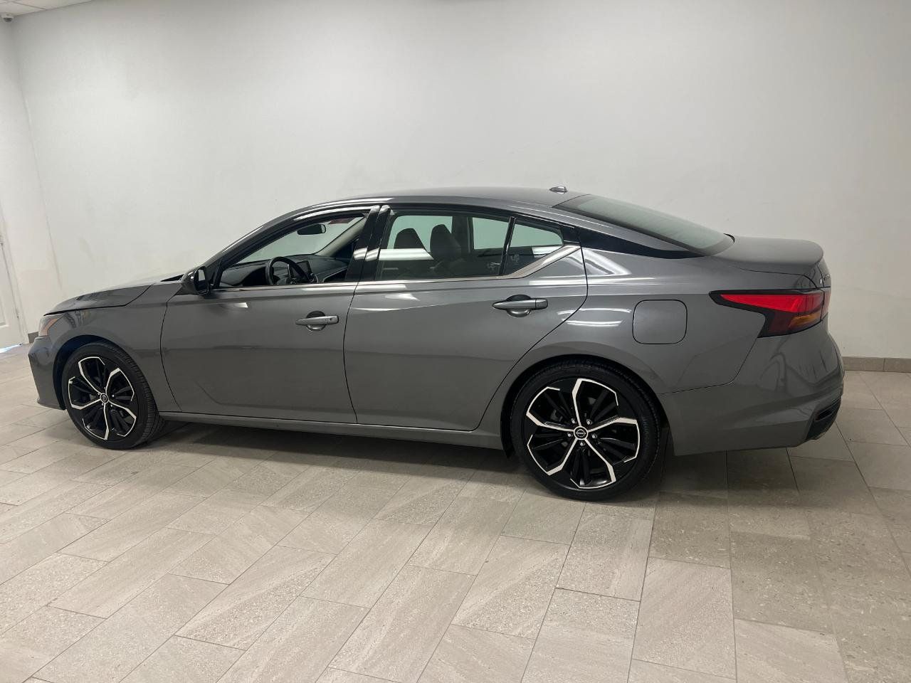 Used 2025 Nissan Altima 2.5 SR FWD image 15