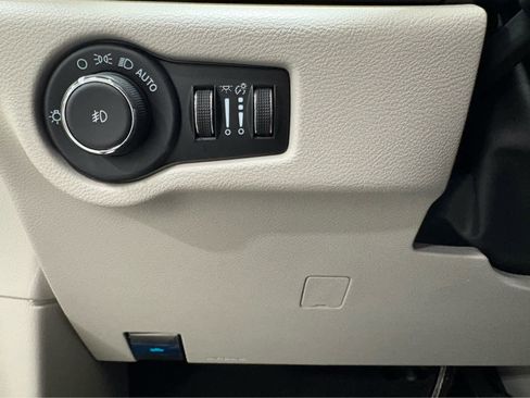 Used 2024 Chrysler Pacifica Touring-L FWD image 29